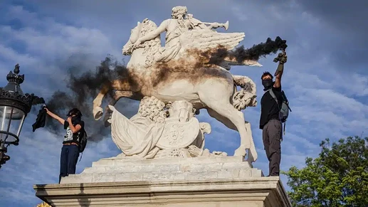 paris_protesters_hold_smoke_grenades_during_protest